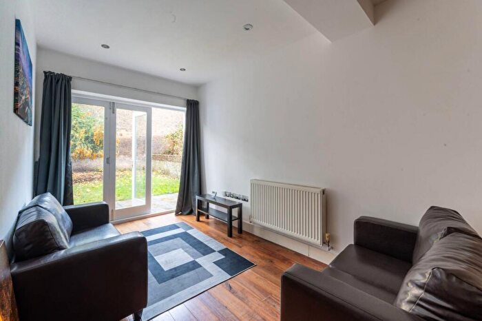 2 Bedroom Flat To Rent In Victoria Road, Queen's Park, London, NW6