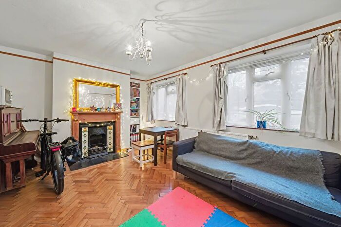 2 Bedroom Flat For Sale In Stapleton Hall Road, London, N4