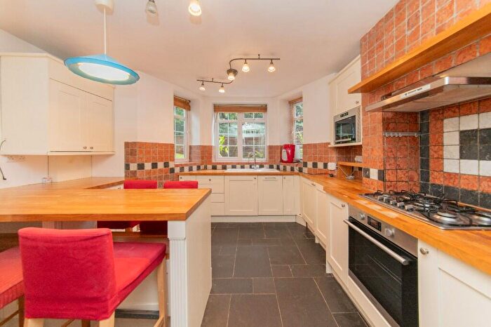 2 Bedroom Flat For Sale In Great North Road, London, N2