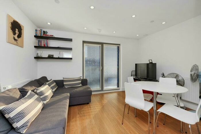 Flat To Rent In Christian Street, London, E1