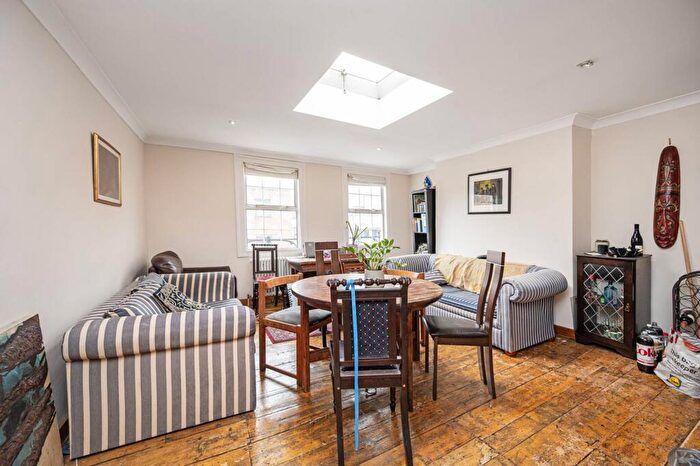 3 Bedroom Maisonette For Sale In Hoxton Street, Hoxton, London, N1