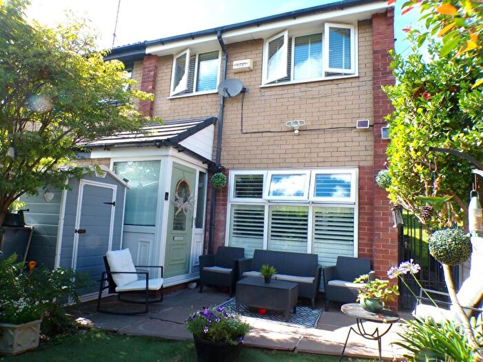 3 Bedroom Town House For Sale In Sunbury Drive, Newton Heath, Manchester, M40