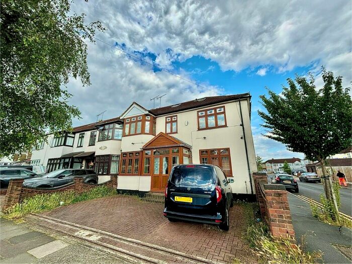 6 Bedroom House To Rent In Belgrave Aveue, Gidea Park, RM2