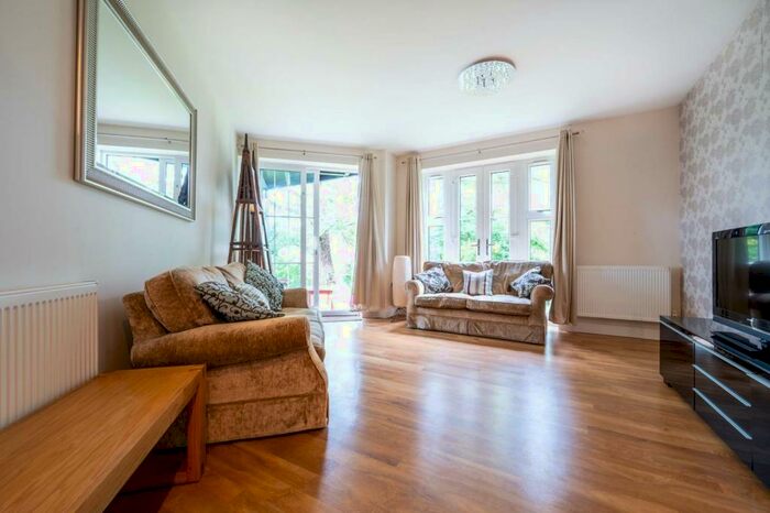 2 Bedroom Flat To Rent In Old Woking, Old Woking, GU22