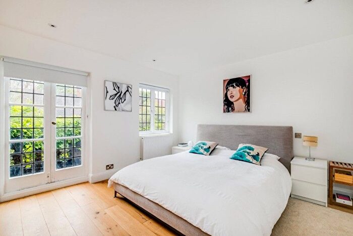 4 Bedroom Property To Rent In Raeburn Close, Hampstead Garden Suburb, NW11