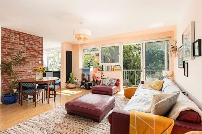 2 Bedroom Flat For Sale In Viewfield Road, London, SW18