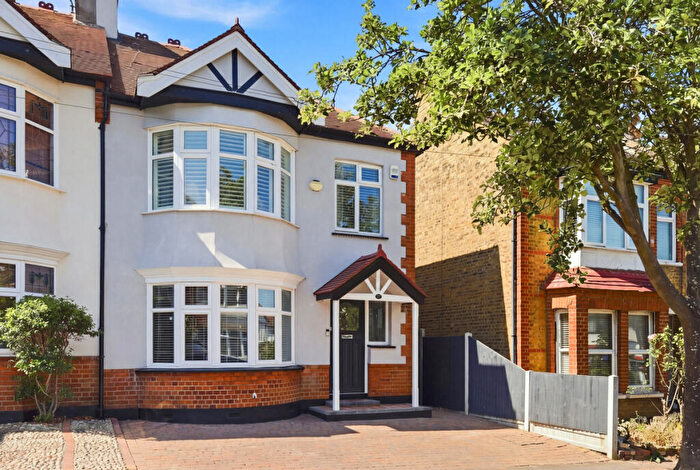 3 Bedroom End Of Terrace House For Sale In Kingswood Chase, Leigh-on-sea, SS9