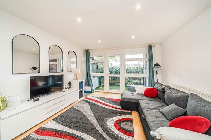 2 Bedroom Flat For Sale In Hawkins Road, Teddington, TW11