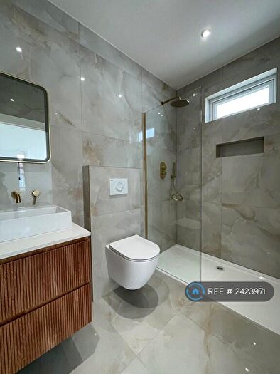 3 Bedroom Semi-Detached House To Rent In Grove Road, London, N12