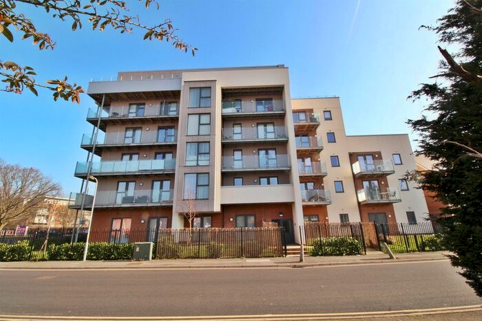 2 Bedroom Flat To Rent In Manor Way, Borehamwood, WD6