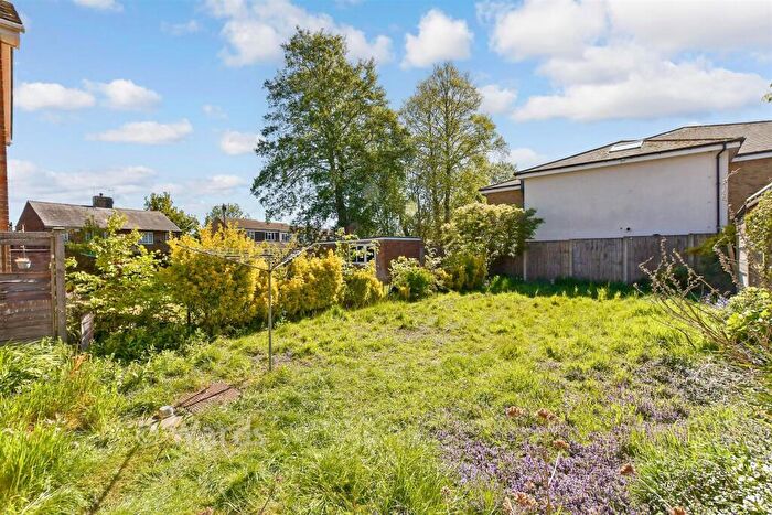 3 Bedroom Semi-Detached House For Sale In Yew Tree Close, Broadstairs, Kent, CT10