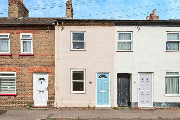 3 Bedroom Terraced House For Sale In Lawrence Road, Biggleswade, Bedfordshire, SG18