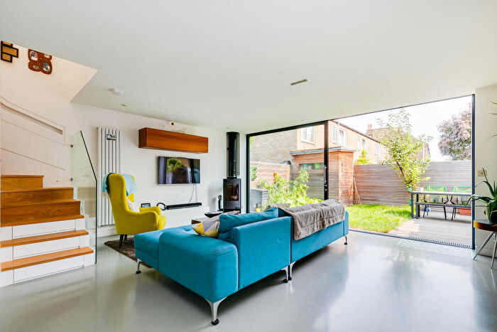 4 Bedroom End Of Terrace House To Rent In Stormont Road, SW11