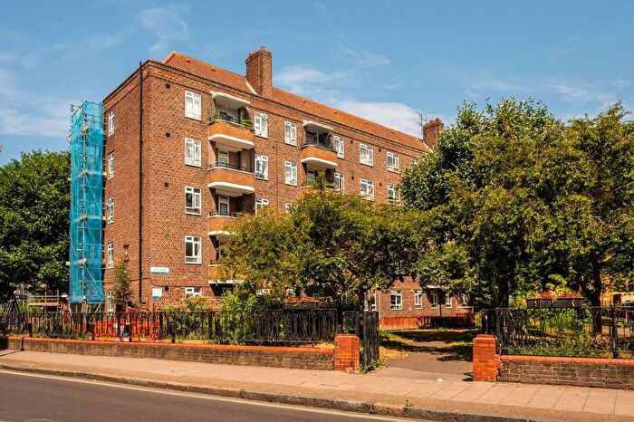 2 Bedroom Flat To Rent In Barlow Street, Elephant And Castle, London, SE17