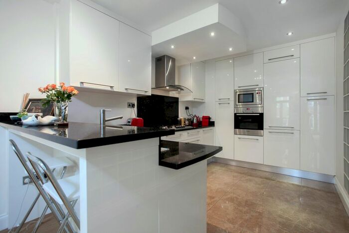 2 Bedroom Flat To Rent In Windmill Street, London, W1T