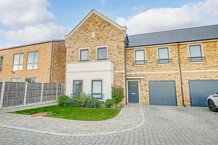 4 Bedroom Semi-Detached House For Sale In New Garrison Road, Southend-on-sea, SS3