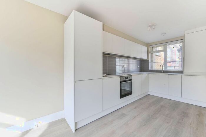 3 Bedroom Flat To Rent In Thorncroft Street, Nine Elms, London, SW8