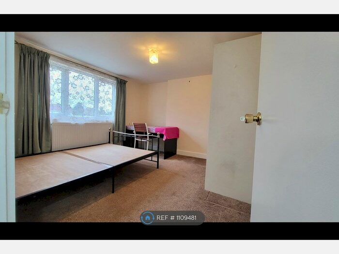 Studio To Rent In Coles Green Rd, London NW2