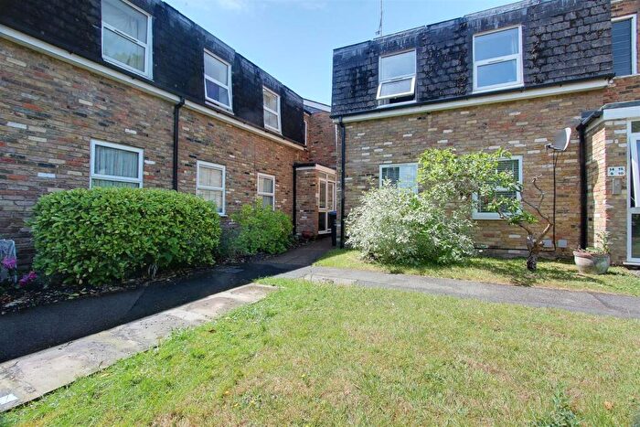 2 Bedroom Apartment To Rent In Mansard Close, Tring, HP23