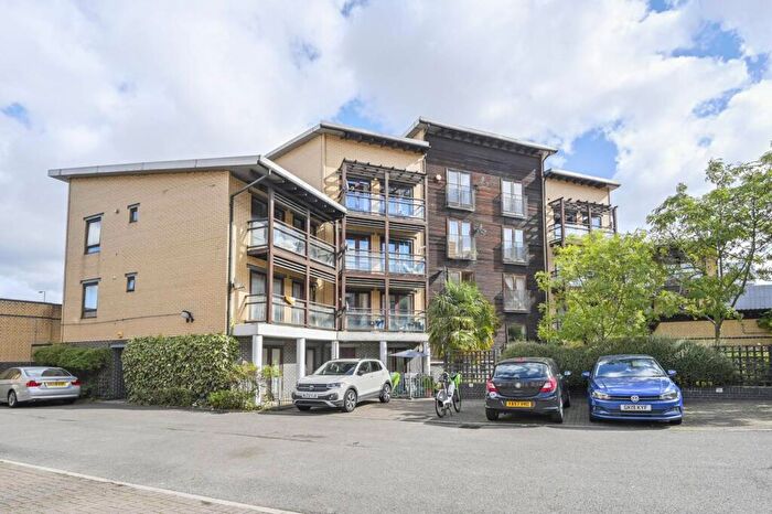 2 Bedroom Flat To Rent In Delta Building, Poplar, London, E14