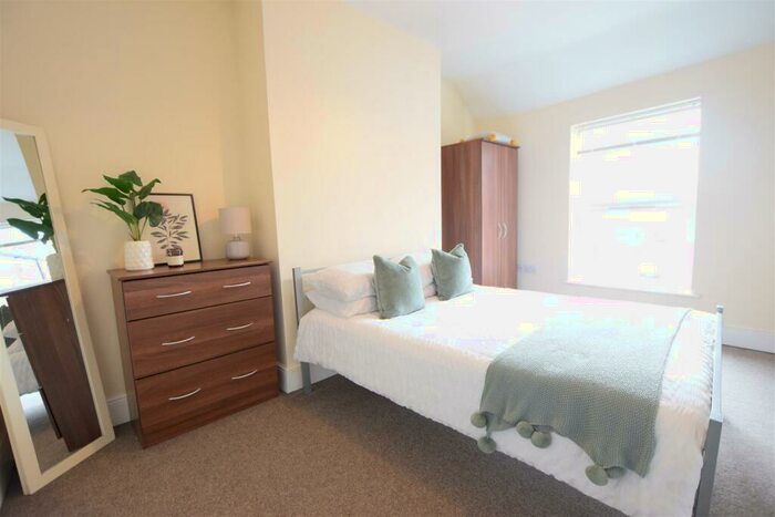 6 Bedroom End Of Terrace House To Rent In West Parade - Student House - /, LN1