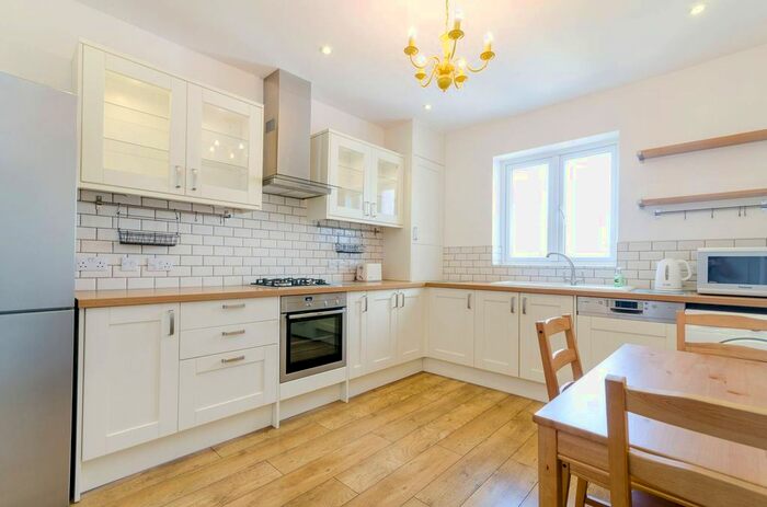 2 Bedroom Flat To Rent In Rockmount Road, Crystal Palace, London, SE19