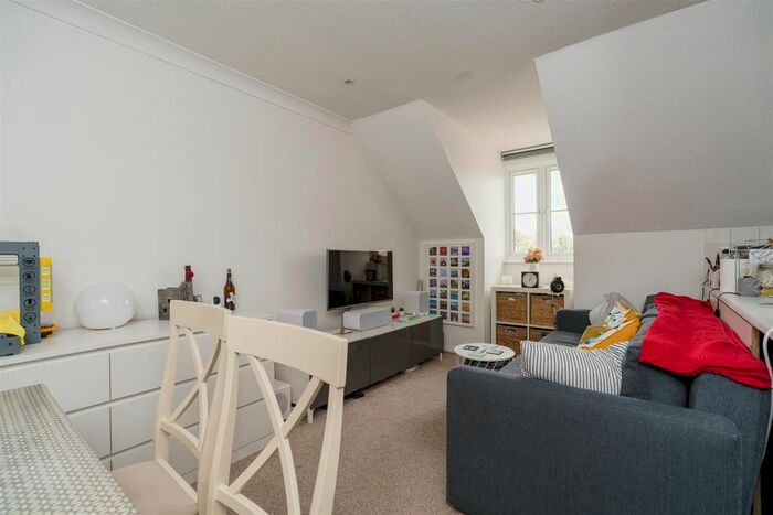 1 Bedroom Flat For Sale In Dolphin Court, High Wycombe, HP11