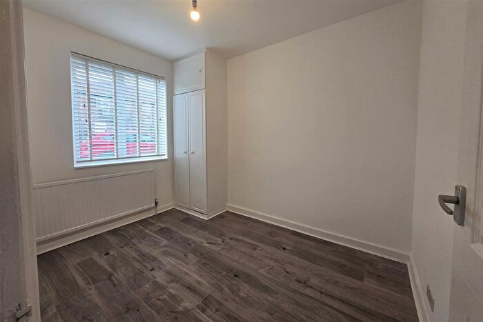 2 Bedroom Maisonette To Rent In Henry Road, New Barnet, EN4