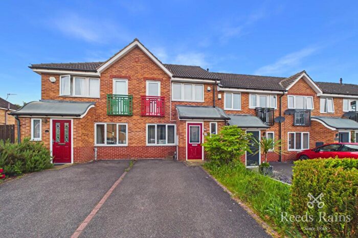 3 Bedroom Semi Detached House For Sale In Wain Avenue, Chesterfield, Derbyshire, S41
