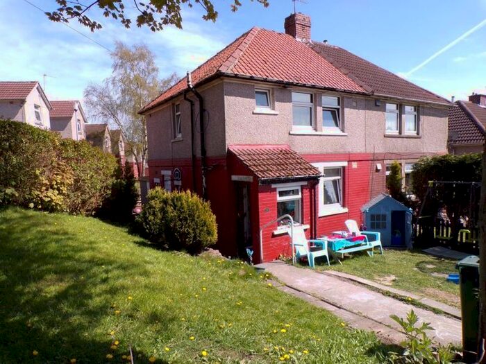 Houses for sale & to rent in BD13 3NQ, Bedes Close, Thornton And