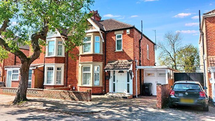 3 Bedroom Semi-Detached House For Sale In Westfield Road, Bedford, MK40