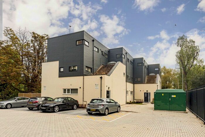 3 Bedroom Flat To Rent In High Street, Feltham, TW13