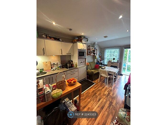 Studio To Rent In Queens Avenue, London, N10