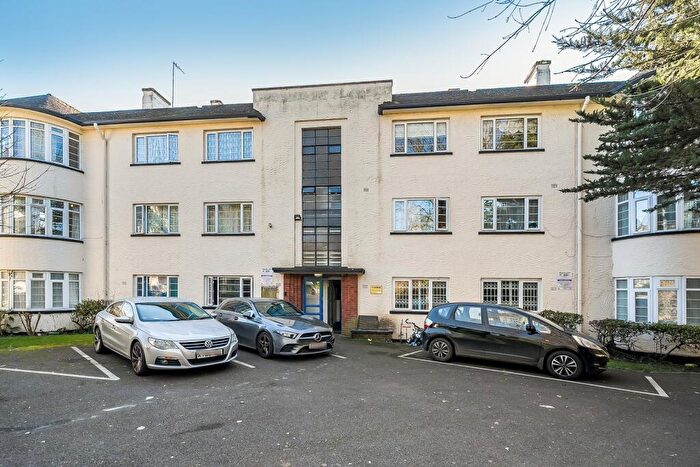 3 Bedroom Flat For Sale In Edgware Court, Edgware, Greater London., HA8