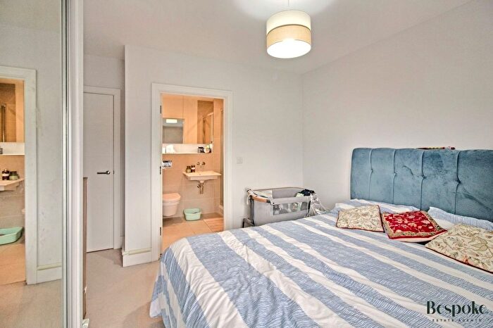 2 Bedroom Flat For Sale In Champlain Street, Reading, RG2