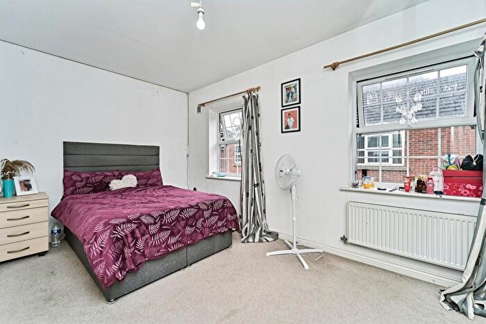 2 Bedroom Coach House For Sale In Creed Way, West Bromwich, B70