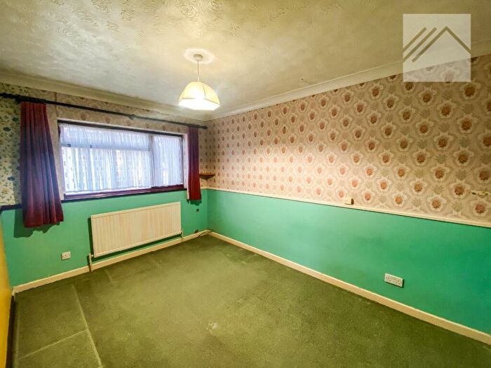 2 Bedroom Bungalow For Sale In Waarem Avenue, Canvey Island, SS8