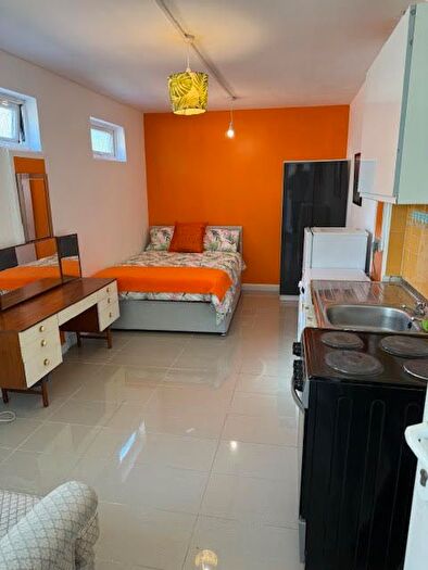 Studio To Rent In Spur Road, Isleworth, TW7