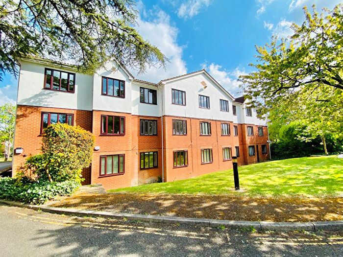 2 Bedroom Flat For Sale In Lyonsdown Road, New Barnet, EN5