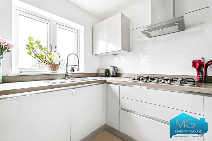 2 Bedroom Flat For Sale In Cornwall Avenue, London, N3