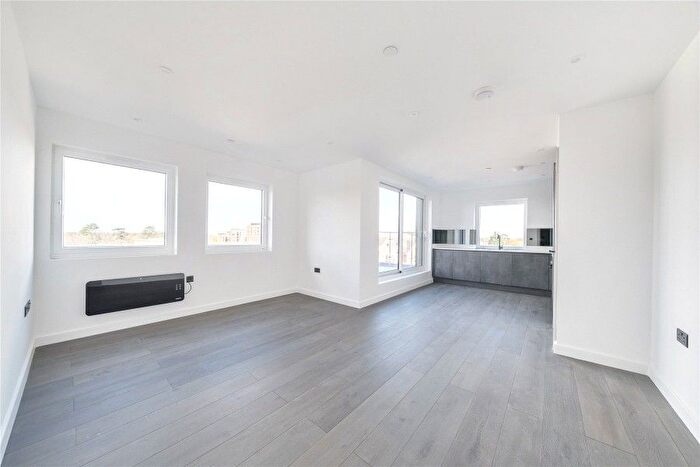 1 Bedroom Flat To Rent In West Byfleet, Surrey, KT14