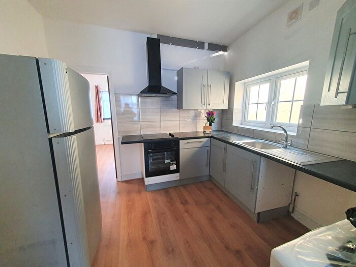 3 Bedroom Flat To Rent In Seven Kings, Essex, IG3