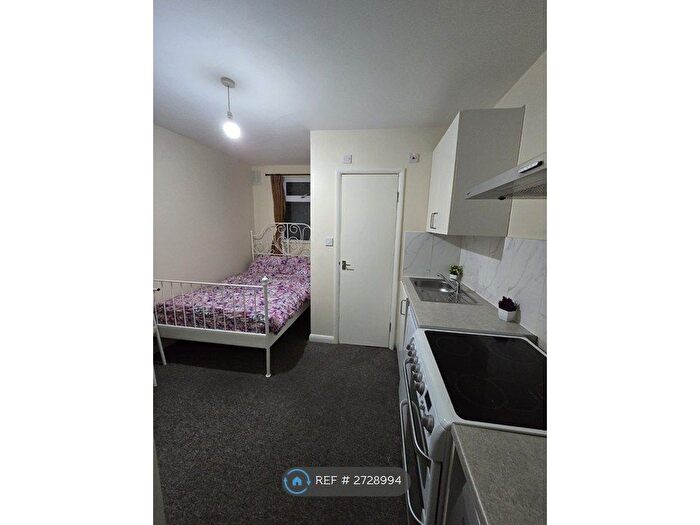 Studio To Rent In Grenoble Gardens, London, N13