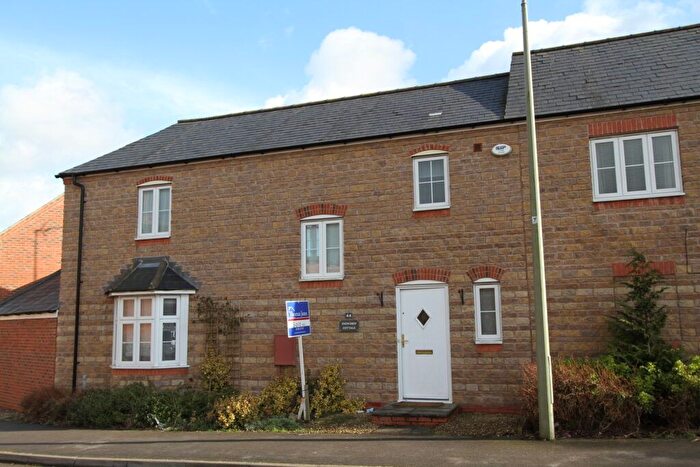 3 Bedroom Semi-Detached House To Rent In Winter Gardens Way, Banbury, OX16