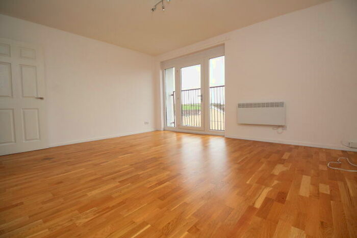 3 Bedroom Flat To Rent In Kildonan Court, Newmains, Wishaw, ML2