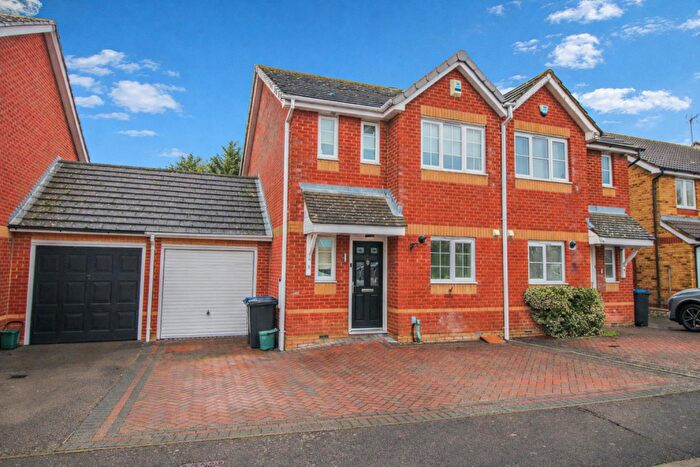 3 Bedroom Semi-Detached House For Sale In Corner Meadow, Harlow, CM18