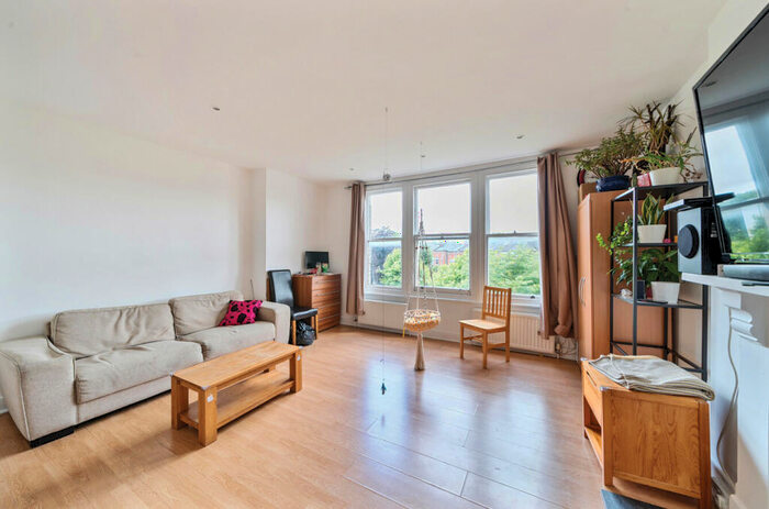4 Bedroom Apartment To Rent In Christchurch Avenue, Mapesbury, London, NW6