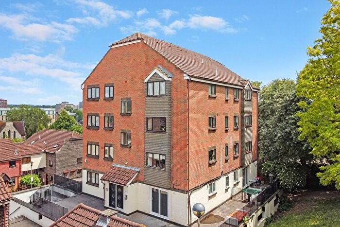 2 Bedroom Flat To Rent In Springvale, Swift House, ME16