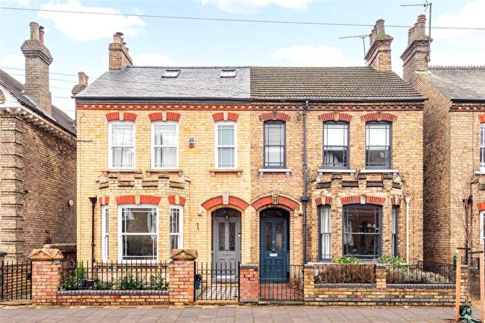 5 Bedroom Semi-Detached House For Sale In Castle Road, Bedford, Bedfordshire, MK40