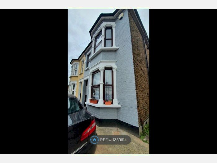 3 Bedroom Flat To Rent In Brentwood Road, Romford, RM1